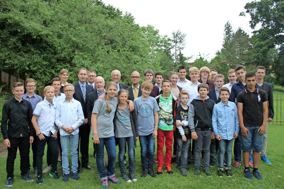 Die MINT-Preisträger 2017 mit Vertretern der Rotary Clubs, des Küstengymnasiums und der Stadt.