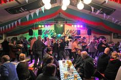 Party in weiß-blau: Das Oktoberfest in Dahme bringt das Festzelt zum Beben.