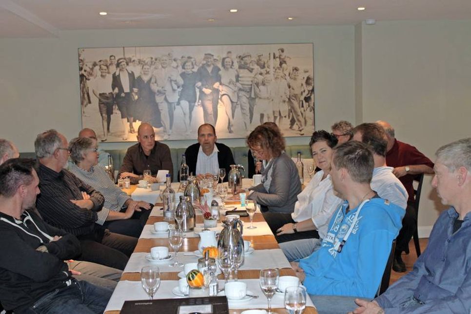 1. Vorsitzender Markus Schnoor (Mi.) diskutierte mit Hoteliers und Gastronomen zum Saisonendspurt.