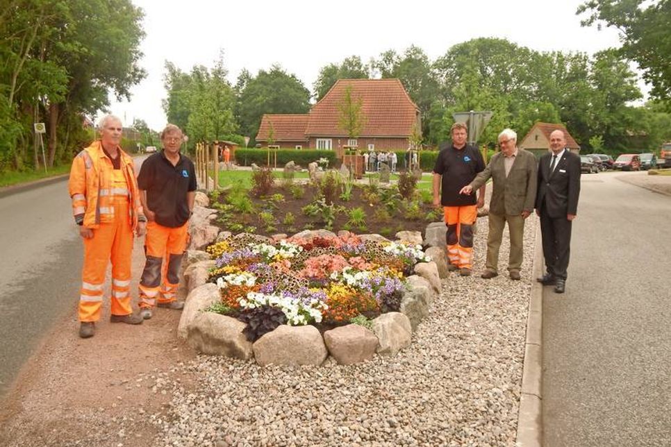 Mit Stolz verweist Erich Lafrentz (m.r.) von der Bisdorfer Dorfgemeinschaft auf den neuen Blickfang am Bisdorfer Ortseingang aus Richtung Gammendorf kommend