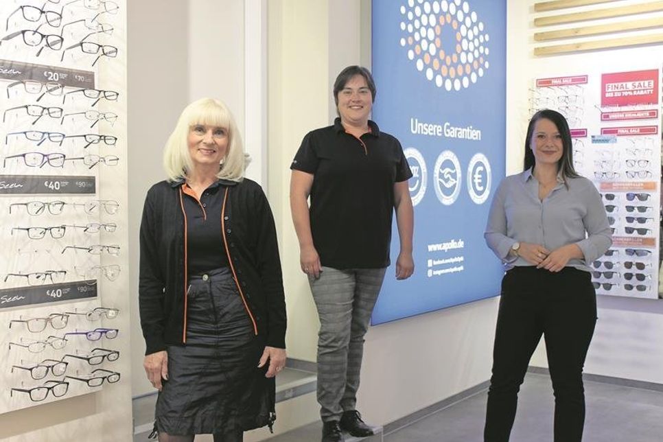 Filialleiterin und Optikermeisterin Anja Zielinski-Kopf (Mi.) mit den erfahrenen Augenoptikerinnen Mona-Petra Hohberg (lks.) und Jessica Frick.