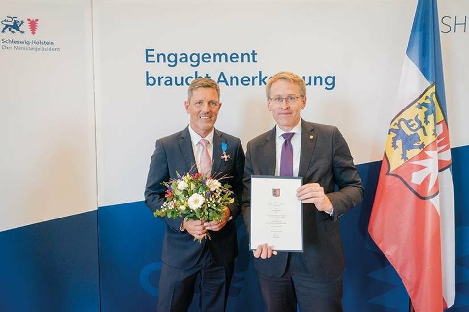 Setzte sich „unermüdlich“ für die Interessen der Gemeinden ein – dafür wurde Thomas Keller aus der Gemeinde Ratekau jetzt von Ministerpräsident Daniel Günther mit dem Verdienstorden des Landes ausgezeichnet.