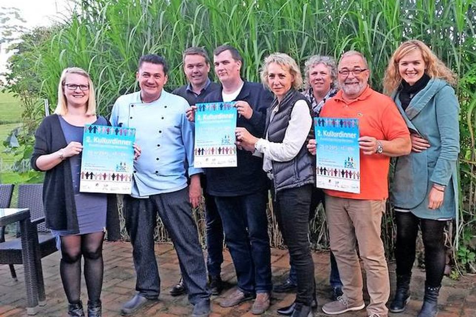 Das Organisationsteam des Dinners: Anika Schlünz (KJN), Peter Fallgatter (Loch19), Jan-Walter Schnoor (Eichenhain), Dirk Sellin (Sellin Catering), Hanna Hagemeier, Martina Bergmann, Klaus Heimann (alle Berufliche Schulen Oldenburg Außenstelle Neustadt), Juliane Uhlemann (KJN) (v. lks.).