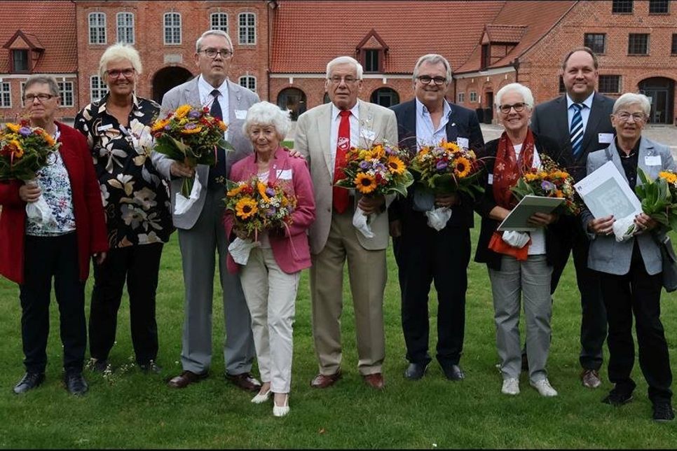 Bildunterschrift (von links nach rechts): Betty Kloss, Kreispräsidentin Petra Kirner, Axel Gieseler, Hildegard Engelbrecht, Wolfgang Schütt, Michael Bildunterschrift (von links nach rechts): Betty Kloss, Kreispräsidentin Petra Kirner, Axel Gieseler, Hildegard Engelbrecht, Wolfgang Schütt, Michael Ott, Monika Knoepfle, Landrat Timo Gaarz, Gisela PoerschOtt, Monika Knoepfle, Landrat Timo Gaarz, Gisela Poersch