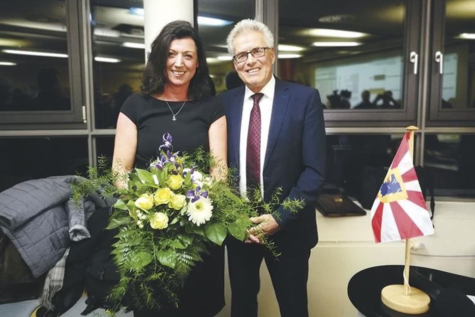 Der amtierende Bürgermeister der Gemeinde Scharbeutz, Volker Owerien, gratuliert seiner Nachfolgerin Bettina Schäfer zur gewonnenen Wahl. (Foto: René Kleinschmidt)