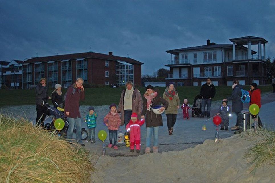 In Scharen fanden sich die Steiner Familien mit ihren Kita-Kindern zum Lichterfest am Strand ein.