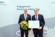 Für sein vielfältiges ehrenamtliches Engagement wurde der Stockelsdorfer Andreas Gurth jetzt mit der Verdienstmedaille ausgezeichnet. Stellvertretend für den Bundespräsidenten nahm Schleswig-Holsteins Ministerpräsident Daniel Günther die Auszeichnung in Kiel vor. (Foto: F. Peter)