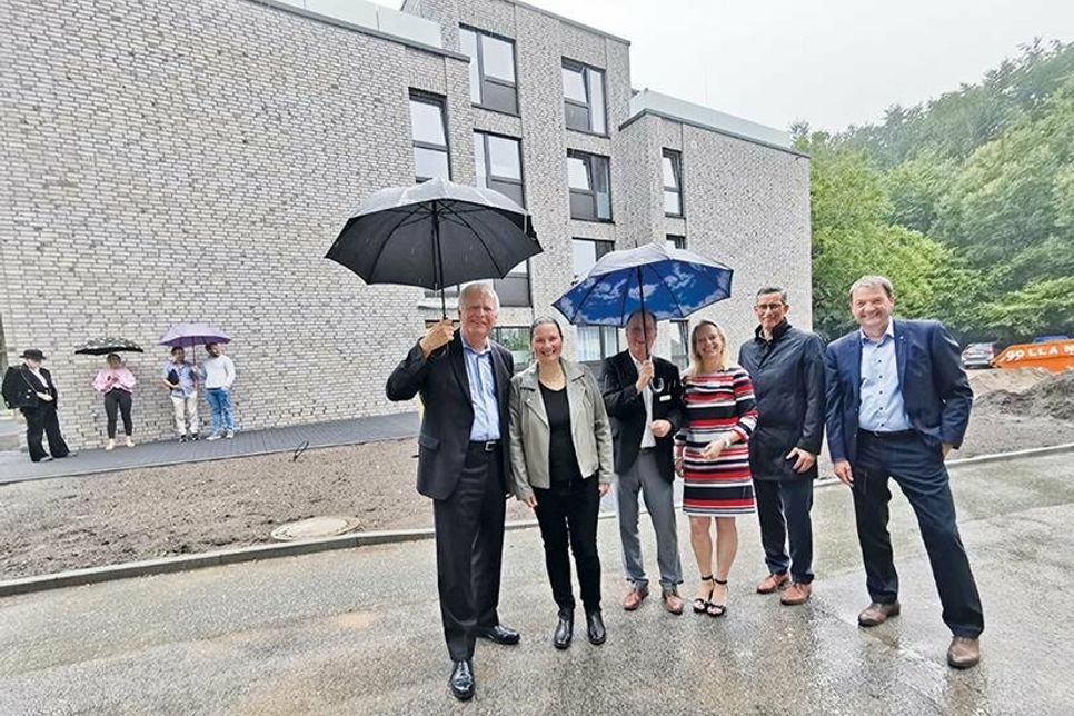 Landrat Reinhard Sager (von links), die stellvertretende Bürgermeisterin Melanie Puschaddel-Freitag, Propst Peter Barz, Einrichtungsleiterin Inka Kielhorn, Markus Dusch von der Arbeitsagentur und Martin Seehase (NGD) vor dem Internatsgebäude.