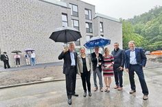 Landrat Reinhard Sager (von links), die stellvertretende Bürgermeisterin Melanie Puschaddel-Freitag, Propst Peter Barz, Einrichtungsleiterin Inka Kielhorn, Markus Dusch von der Arbeitsagentur und Martin Seehase (NGD) vor dem Internatsgebäude.