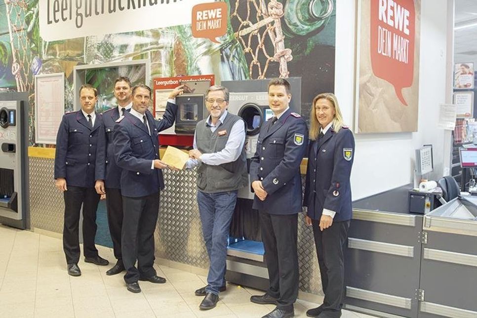 Eine Abordnung der Feuerwehr Ratekau nahm auch in diesem Jahr eine Pfandspende von Geschäftsführer Reinhard Bödicker (m.) entgegen (v.l.): Torsten Kempf, Marc Papendorf, Markus Thiel, Jan Feddern und Sandra Helbich. Foto: Dargatz