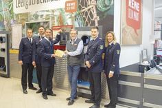 Eine Abordnung der Feuerwehr Ratekau nahm auch in diesem Jahr eine Pfandspende von Geschäftsführer Reinhard Bödicker (m.) entgegen (v.l.): Torsten Kempf, Marc Papendorf, Markus Thiel, Jan Feddern und Sandra Helbich. Foto: Dargatz