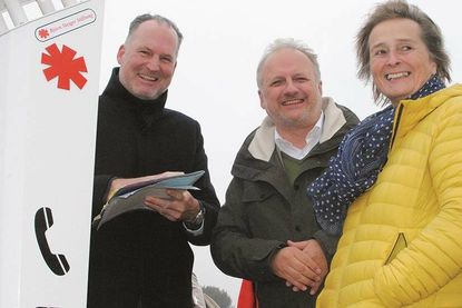 Landrat Björn Demmin, Schönbergs Bürgermeister Peter Kokocinski und Kreispräsidentin Hildegard Mersmann bei der Einweihung der Notrufsäulen, hier die Säule bei der Seebrücke am Schönberger Strand.