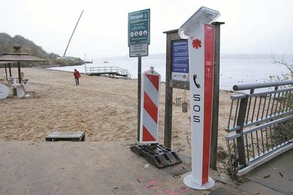 Schnell vom Strand erreichbar: Notrufsäule in Mönkeberg.