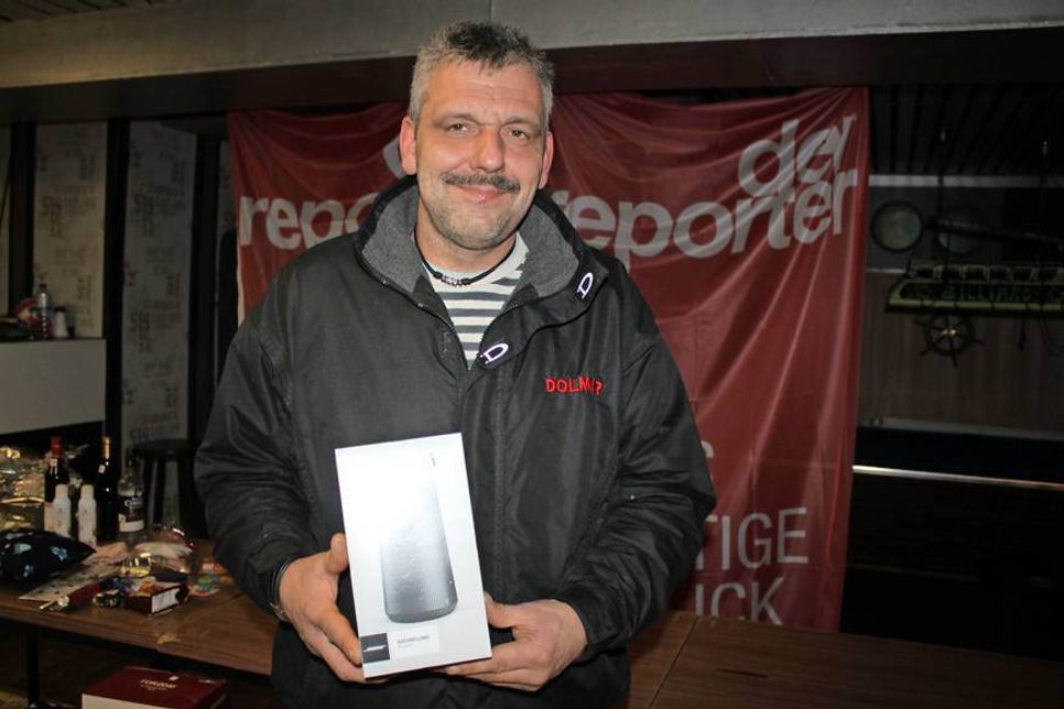 Den Tombola-Hauptpreis gewann Carsten Rüdiger aus Lensahn. Er freute sich über ein Bose Lautsprecher-System.