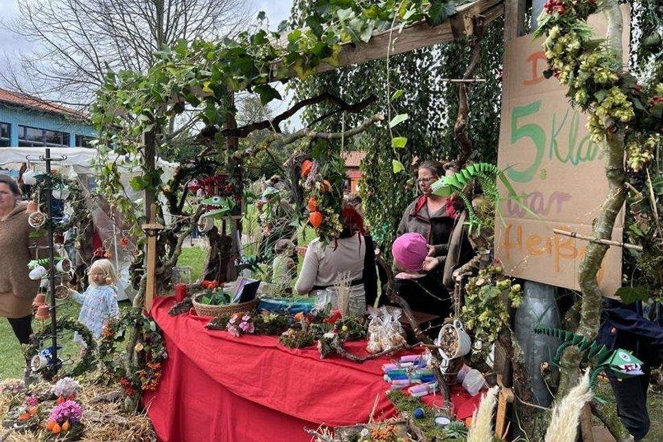 Auch alle Schülerinnen und Schüler, wie hier die 5. Klasse, trugen mit Verkaufsständen und Bastelangeboten zum Erfolg des Michaeli-Marktes bei.