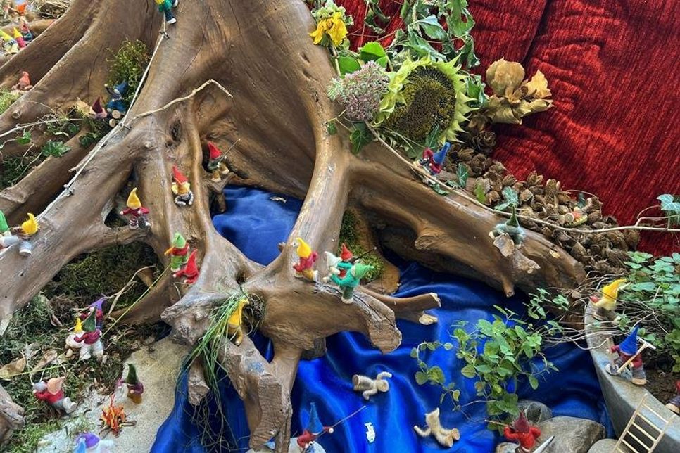 Zauberhafte Zwergenwelt, in stundenlanger Arbeit angefertigt und liebevoll arrangiert.