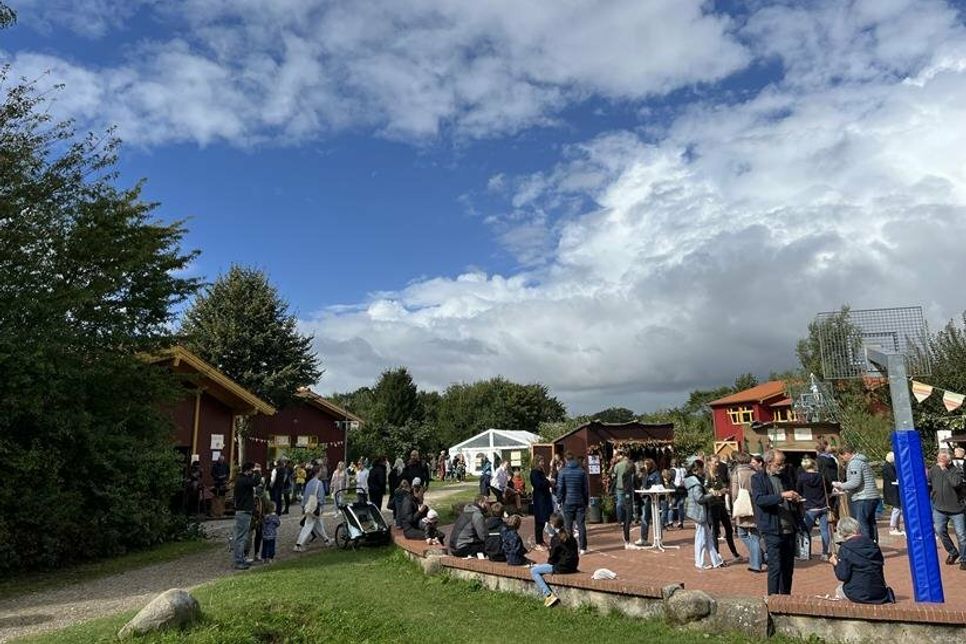 Das wunderschöne Schulgelände lud zum gemütlichen Plausch und Flanieren ein.