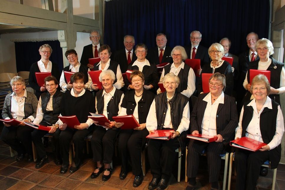 Kasseedorf. Am Samstag, dem 15. Dezember um 17 Uhr lädt der Singkreis Ostholstein in die „Alte Schulscheune“ zum Weihnachtsliedersingen ein. Wie in den vergangenen Jahren unterstützen einige Mitglieder des Schönwalder Flötenkreises den Chor. Die Gesamtleitung hat Marianne Loocks. Der Eintritt ist frei. (red)