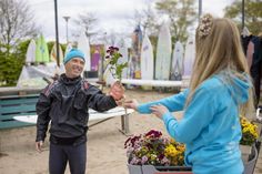 Das Blumenmobil verteilt Blumen mit einer kleinen Grußkarte.