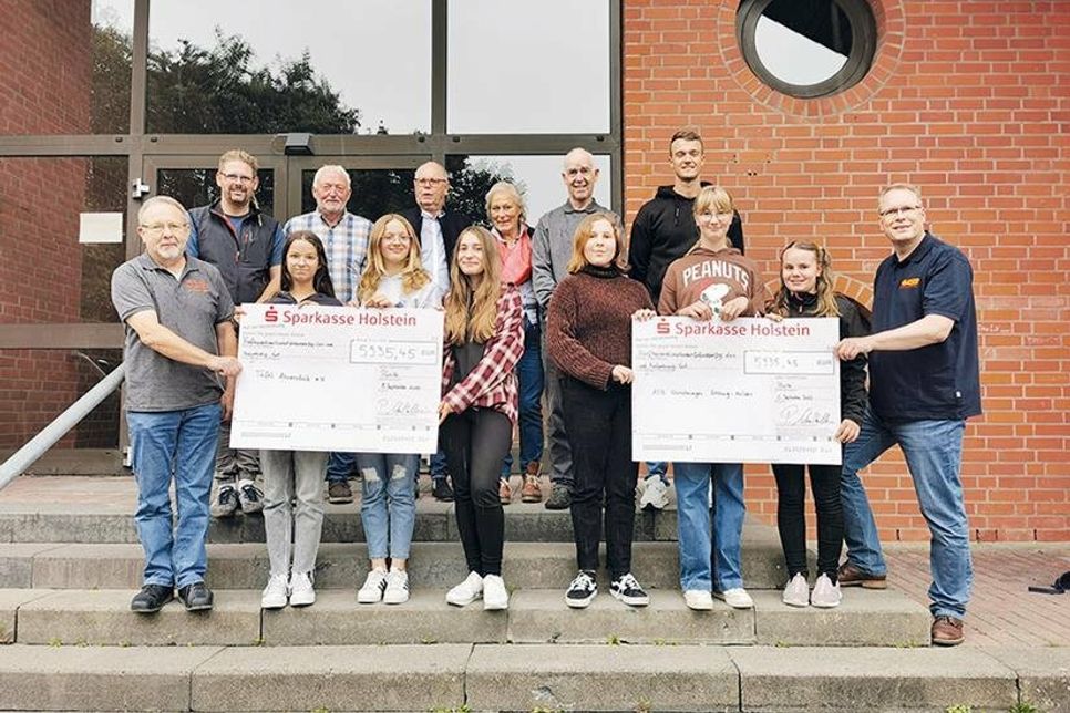 Durch den Spendenlauf der Grund- und Gemeinschaftsschule Pönitz sind fast 12.000 Euro zusammengekommen, die vor Kurzem in gleichen Teilen an die Vertreter der Ahrensböker Tafel und des ASB-Wünschewagen übergeben wurden.