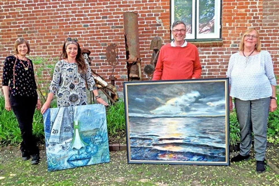 Eine Gemeinschaftsausstellung im Tischbein-Gartenhaus! Das ist immer eine gute Nachricht, dieser Tage aber macht sie mindestens doppelt froh. 13 Mitglieder des Eutiner Kunstkreises zeigen ab Samstag ihre Werke. Vier von ihnen gaben bei der Hängung einen kleinen Vorgeschmack auf das Kunsterlebnis: Dr. Ilse Heberlein (Vors. des Kunstkreises), Ulrike Piontek, Christian Trabandt und Angela Warnecke-Trabandt.