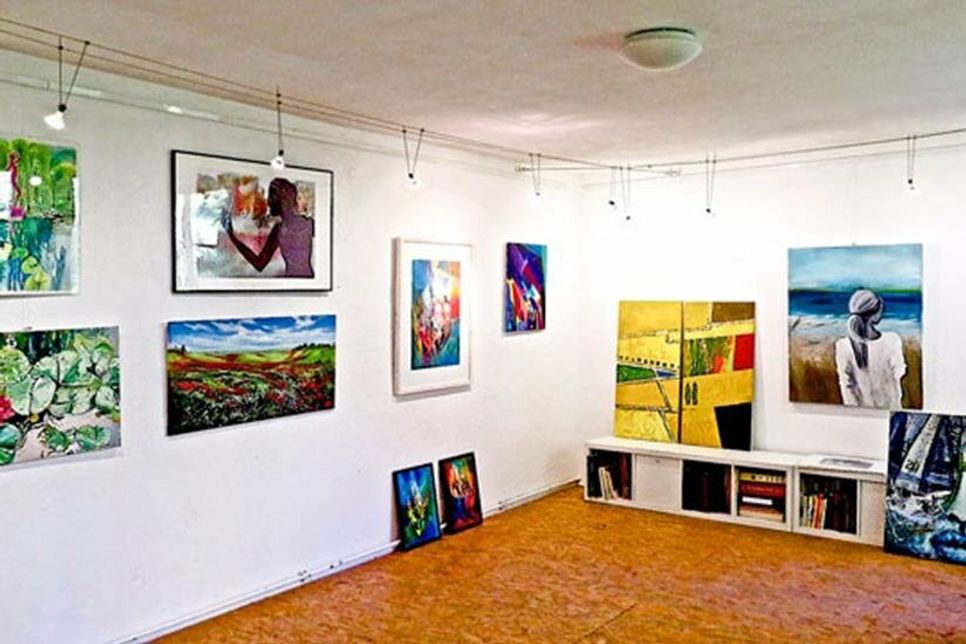 Endlich wieder farbiges „Leben“ in der Galerie im Tischbein-Gartenhaus.