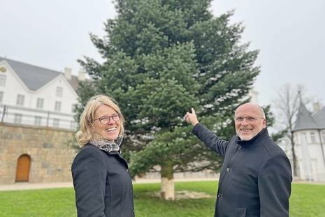Bürgermeisterin Mira Radünzel-Schneider und der Geschäftsführer der Fielmann Akademie Schloss Plön, Lars Hellberg, freuen sich über die wunderschöne Weihnachtstanne auf der Schlossterrasse.