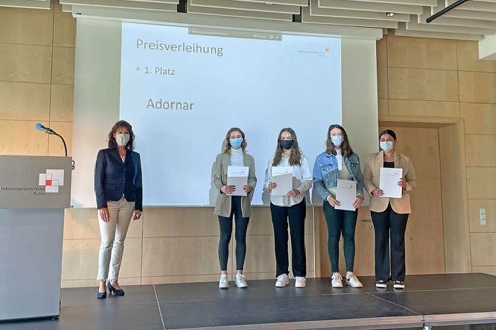 Landrätin Stephanie Ladwig, Elina Senatov, Janne Schneider, Charlotte Wagner, Kyra Schnoor.