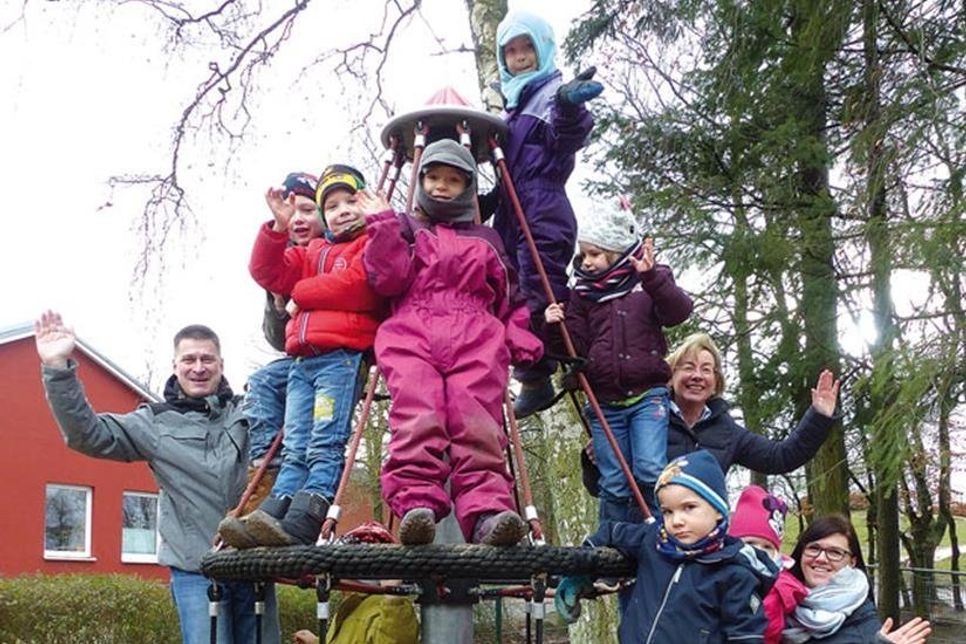 „Das Coolste ist, dass es sich dreht“ finden Eric, Finja, Alex und ihre Freunde aus der organgefarbenen und der lila Gruppe im Lowigushaus des Kindergartens Brummkreisel. Den neuen Turmkreisel konnten sie dank eines großzügigen Geschenks und großen Elternengagements bekommen