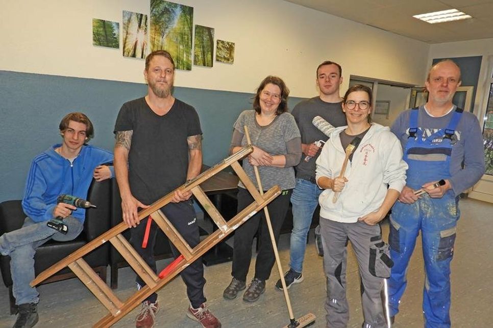 Fabian Schönke, Mirko Fähling, Dagmar Königshoff, Luca Gutknecht, Anne-Marie von Gäßler und Harald Hohlen verliehen der „Wisseria“ mit Farbe und schicken Möbeln neuen Glanz.
