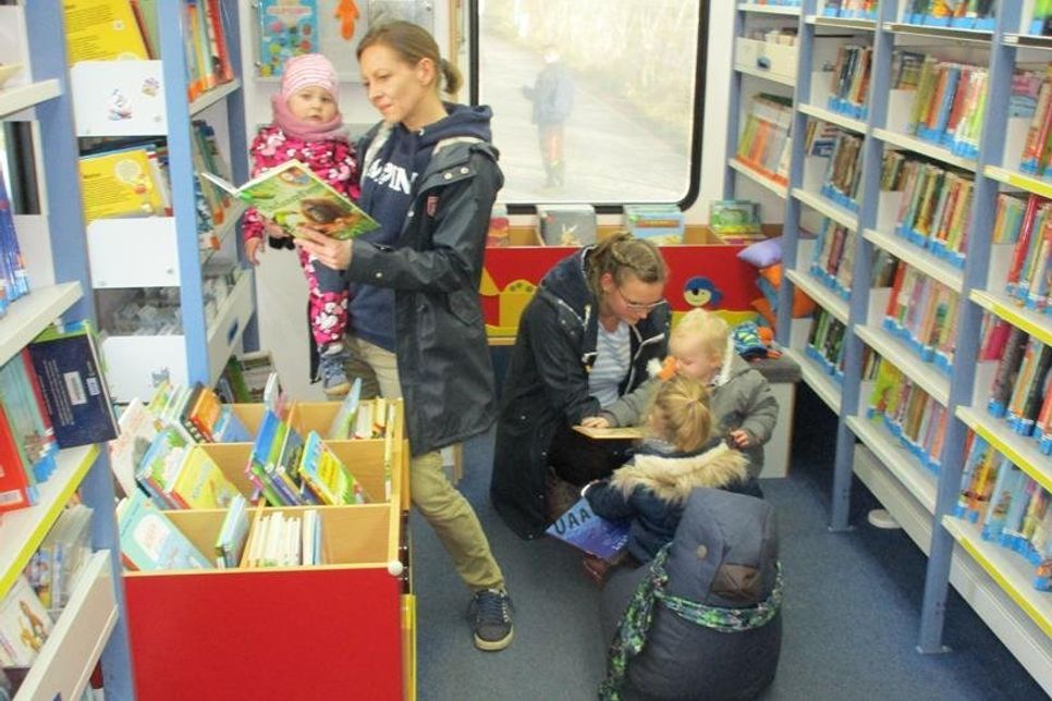 Kinder und Eltern stöberten gemeinsam in der rollenden Bibliothek.