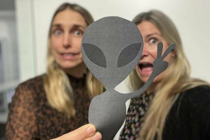 Unter anderem über Begegnungen der dritten Art geht es bei den Ostsee-Perlen Kristina Kolbe (lks.) und Gesche Muchow in ihrer Januarfolge.