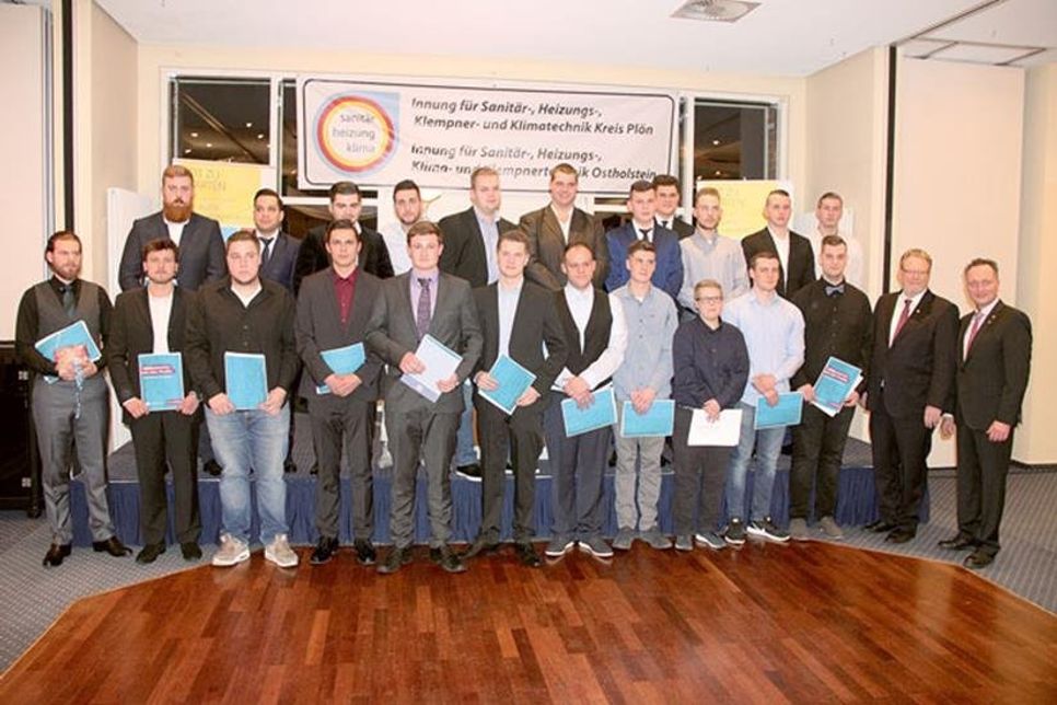 21 junge Anlagenmechaniker und eine Anlagenmechanikerin wurden von den Innungen Ostholstein und Plön freigesprochen.