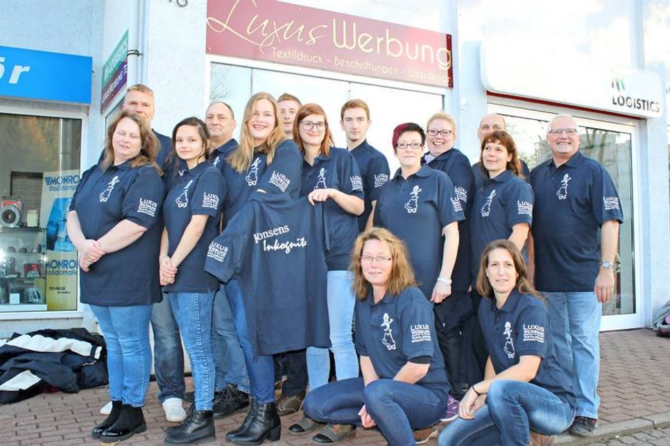 Stehen für gute Laune und Party auf der Bühne: Konsens-Inkognito, hier in den neuen T-Shirts von Sponsor Luxuswerbung.