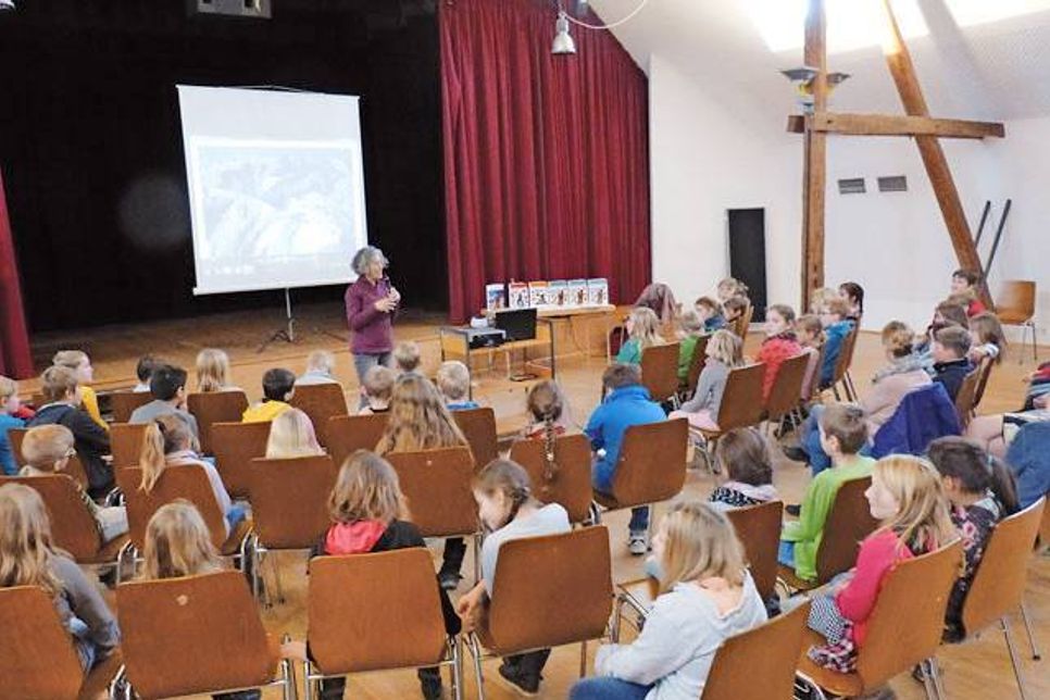 Die Kindersachbuch-Autorin aus Bozen erzählte den Ahrensböker Drittklässlern die Geschichte des Eismannes aus den Ötztaler Alpen und fesselte die Kinder mit spannenden Details.