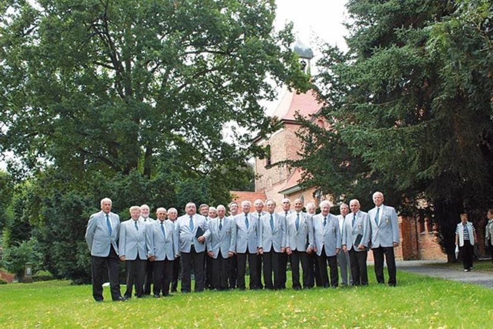 Ein Bild aus früheren Jahren: Die Oldenburger Liedertafel mit ihrem damaligen Chorleiter Rolf Laddey
