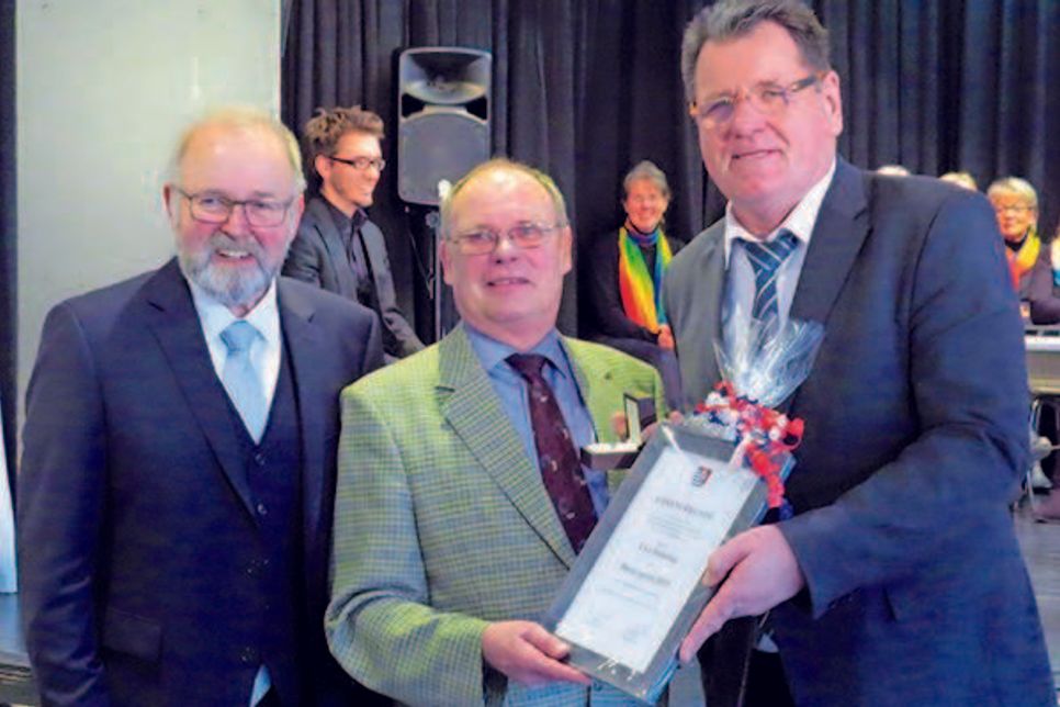 Bürgermeister Michael Koch und Bürgervorsteher Geerdts überreichen den Malenter Bürgerpreis an Uwe Dühring.