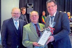 Bürgermeister Michael Koch und Bürgervorsteher Geerdts überreichen den Malenter Bürgerpreis an Uwe Dühring.