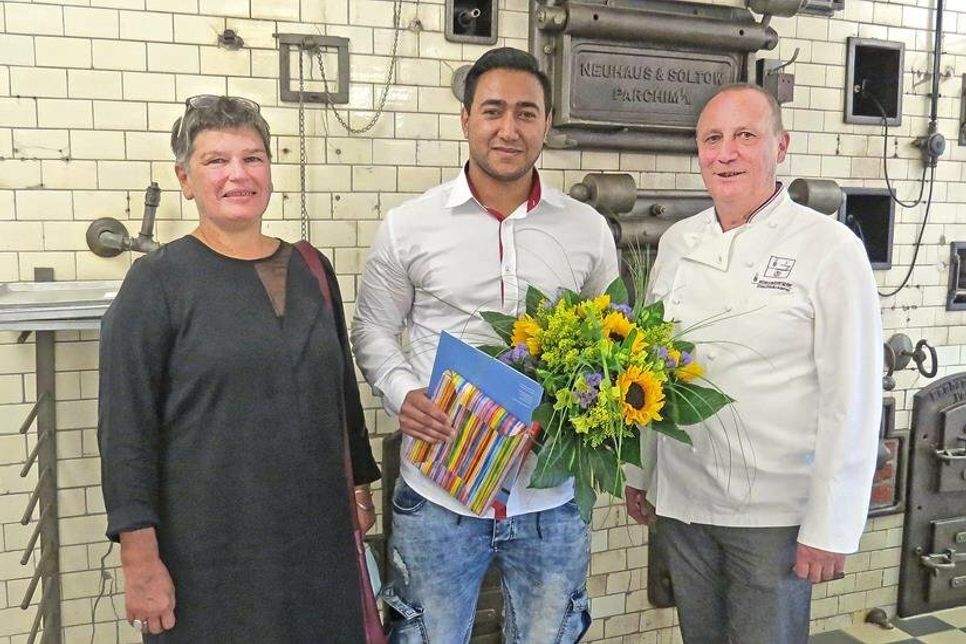 Anja und Hans-Peter Klausberger mit ihrem erfolgreichen Jung-Gesellen Mohammed Maraii in der alten Backstube (der heutigen „Backschule“ des Gasthauses „Zum Frohsinn“).