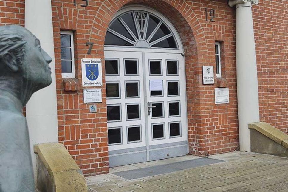 Auf einem Hinweiszettel an der Rathaustür werden die Stockelsdorfer über die notwendigen Einschränkungen im Rathaus informiert.