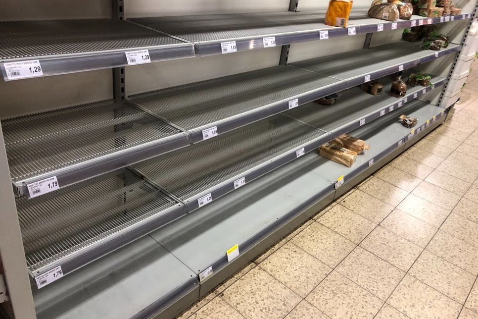 Leere Regale in einem Supermarkt in Neustadt