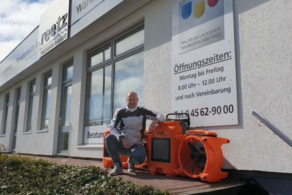 Malermeister Hannes Fisler nimmt sich effizient den Feuchtschäden an.