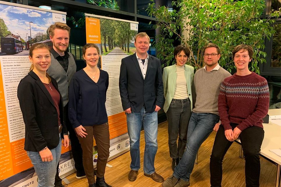 Die Akteure der Auftaktveranstaltung: Lina Koop (Nachhaltigkeitsmanagerin Neustadt), Dr. David-Willem Poggemann (Geschäftsführer Zeitengrad), Dr. Lisa Griem (Klimaschutzmanagerin Zeitengrad), Niclas Bünning (Klimaschutzmanager Neustadt), Moderatorin Teresa Inclán (Minc Thinkfarm), Anton Mikoleit (Geschäftsführer Minc Thinkfarm) und die Klimaschutzmanagerin des Kreises Ostholstein Leslie Matthiesen ( v. lks.).
