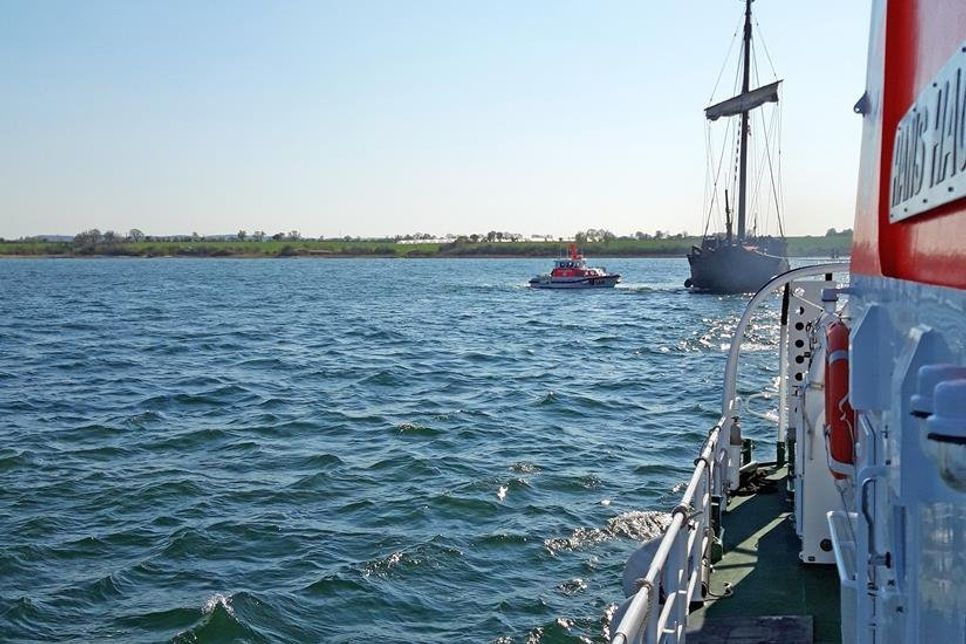 Im Einsatz für die Kogge „Wissemara“: Das Seenotrettungsboot „Wolfgang Wiese“ und der Seenotrettungskreuzer „Hans Hackmack“. (Foto: DGzRS)