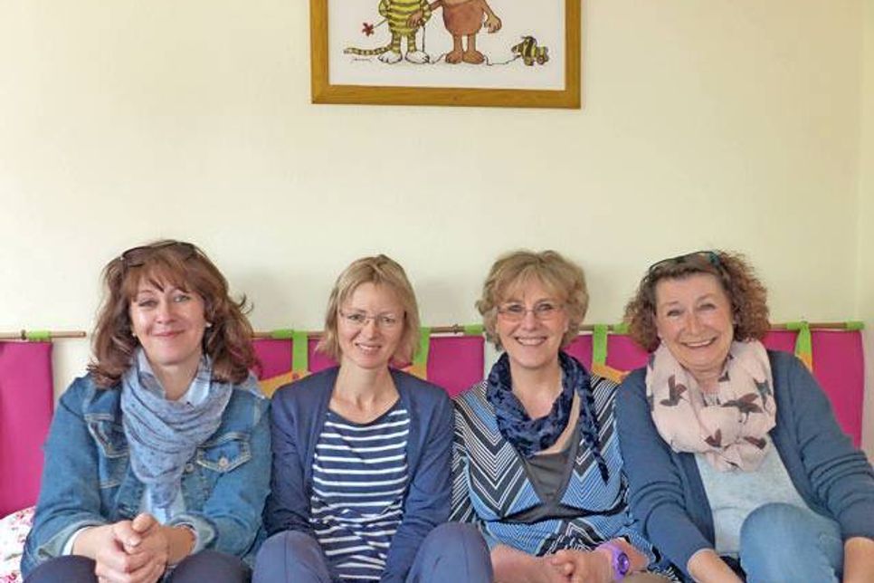 Haben zusammen mit dem Familienzentrum vor zwei Jahren den Alleinerziehenden-Treff “Single-Parents” gegründet und sind an jedem 1. und 3. Mittwoch im Monat um 15 Uhr für alleinerziehende Mütter und Väter da: Simone Bruhn, Leiterin der Familienbildungsstätte, Gleichstellungsbeauftragte Gudrun Dietrich, Anprechpartnerin Sabine Kendzia und Angela Schütt, die mit Herz die Kinder der TeilnehmerInnen betreut.