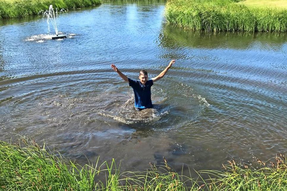 Das Präsidium des Golf Clubs Grömitz gratulierte Florian Campana zum Handicap 9,6 und katapultierte ihn traditionell in den Teich der Bahn 18.