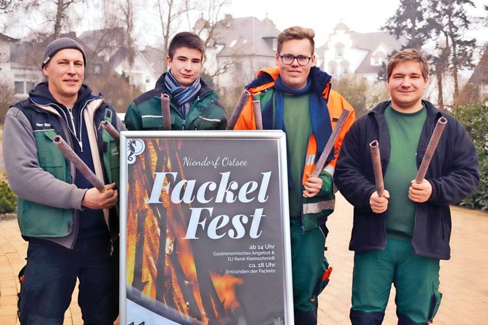 Udo Stüßer (von links), Ausbilder der Garten- und Landschaftsbauer im Bugenhagen-Werk, hat mit den Auszubildenden Jan Schliecker, Dennis Reiher und Marcel Färber (hier mit kleinen Fackeln in den Händen) die Riesenfackeln, die am kommenden Samstag entzündet werden, gebaut. (Foto: René Kleinschmidt)