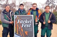Udo Stüßer (von links), Ausbilder der Garten- und Landschaftsbauer im Bugenhagen-Werk, hat mit den Auszubildenden Jan Schliecker, Dennis Reiher und Marcel Färber (hier mit kleinen Fackeln in den Händen) die Riesenfackeln, die am kommenden Samstag entzündet werden, gebaut. (Foto: René Kleinschmidt)