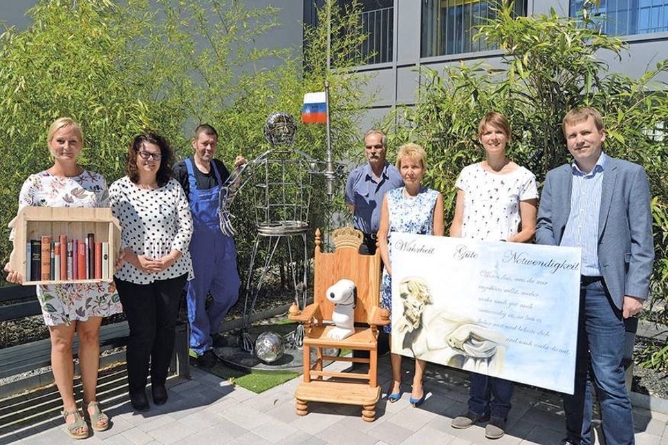 Büchereileiterin Edda Thimm (2.v.l.) freut sich mit Diedke Diers (v.l.) und Doreen Hartung (beide FAW), den beiden „Kreativen“ Jens Hammelrath und Bernd Schmidt, sowie Liane Laube (kommissarische Schulleiterin) und Sven Baumgard vom Jobcenter Ostholstein über die sehenswerten Ausstellungsstücke.