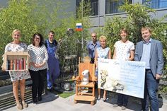 Büchereileiterin Edda Thimm (2.v.l.) freut sich mit Diedke Diers (v.l.) und Doreen Hartung (beide FAW), den beiden „Kreativen“ Jens Hammelrath und Bernd Schmidt, sowie Liane Laube (kommissarische Schulleiterin) und Sven Baumgard vom Jobcenter Ostholstein über die sehenswerten Ausstellungsstücke.